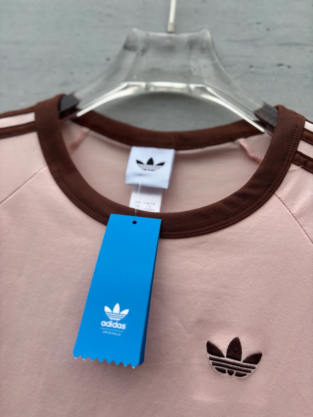 𝟬𝟱𝟭𝟰𝟴# Exclusive real shot/difference between various stolen pictures and online version on the market [𝗔𝗗𝗜𝗗𝗔𝗦 Adidas Clover Classic Embroidered Couple Round Neck Short Sleeve 𝗧 Shirt] ✅Full set of 1:1 customized accessories ➕Customized three-label ➕𝗬𝘂𝗮𝗻 version hang tag ➕𝗹𝗼𝗴𝗼 packaging bag 🔥 ➕Scan the tag to enter the official website. ✅Top Original version, ins Xiaohongshu has many bloggers wearing it. Clover's latest 5-color T is really Korean casual style ➕Classic Versatile❤️ Skin-friendly and Breathable, super comfortable for daily wear. The clover logo on the chest is very recognizable. 3D three-dimensional tailoring. The upper body is crisp and stylish. The fit is loose. It covers the flesh and makes you slim. It perfectly modifies the figure. The full set of accessories is customized in a one-to-one mold, striving for excellence. Good Quality is never just talk! Color: Pink. Size: S M L XL XXL
